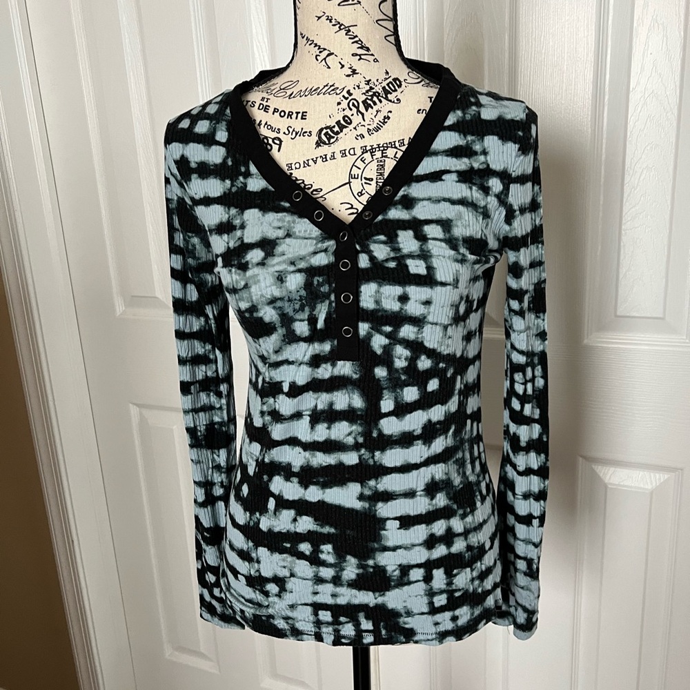 Tie-Dye Long Sleeve V-Neck Top